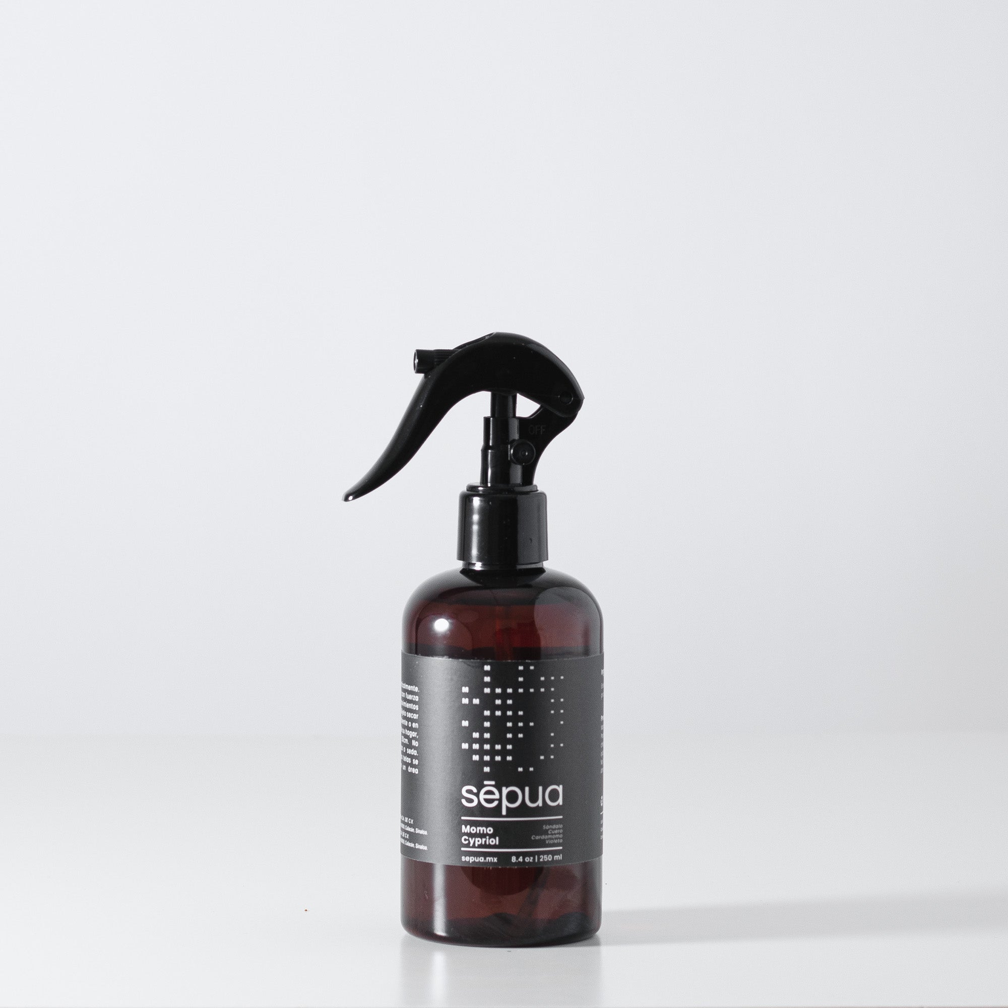 Spray Aromatizante, Momo Cypriol (250 ml) - Perfume de Hogar Amaderado y Cuero (Inspiración Santal 33)